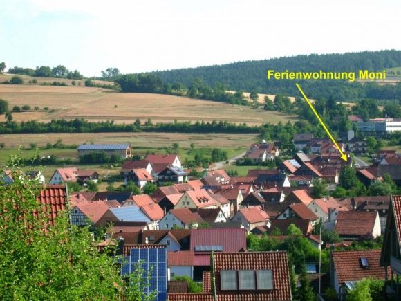 Blick von der gegenüber liegenden Wohnsiedlung zur Markbergstraße