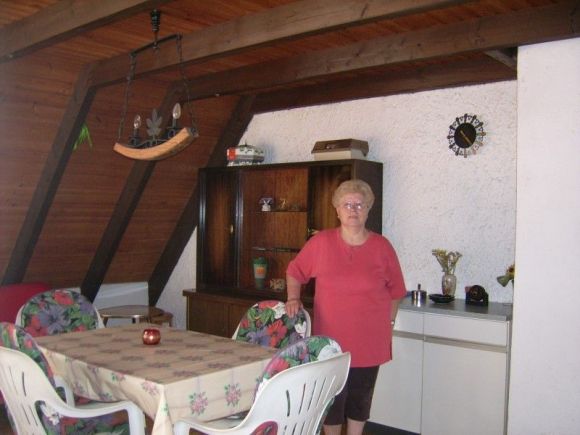 Ihre Gastgeberin Monika Reubelt auf der überdachten Terrasse!
