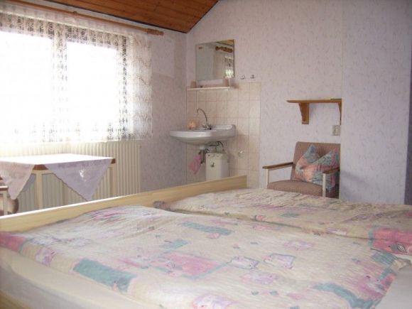 1. Schlafzimmer mit Doppelbett, Waschbecken im Zimmer 