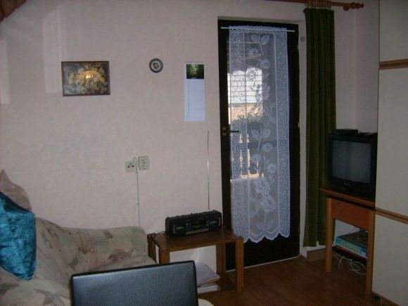 Fernsehecke mit SAT-Empfang in der Wohnküche -direkter Ausgang zur überd. Terrasse