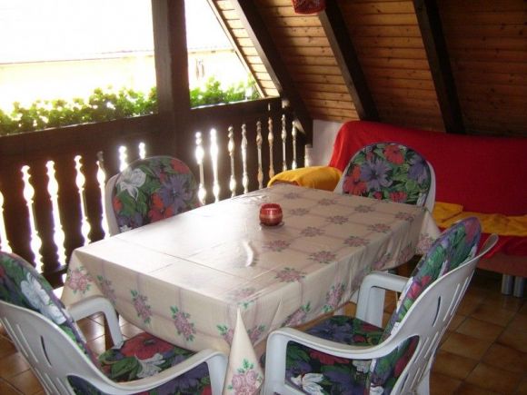 überdachte Terrasse direkt am Wohnzimmer mit Treppe zur Gartenlaube