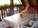 überdachte Terrasse direkt am Wohnzimmer mit Treppe zur Gartenlaube