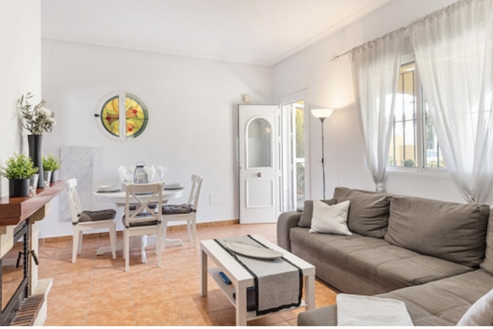 Wohnzimmer mit ausklappbarer Couch für max. 2 Personen