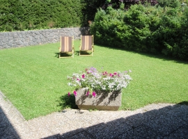 Garten mit Terrasse – die Liegestühle warten bereits:-)