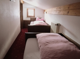 separates Schlafzimmer mit zwei Einzelbetten