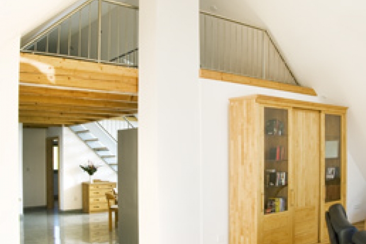 Blick aus Wohnzimmer in Küche und auf Galerie