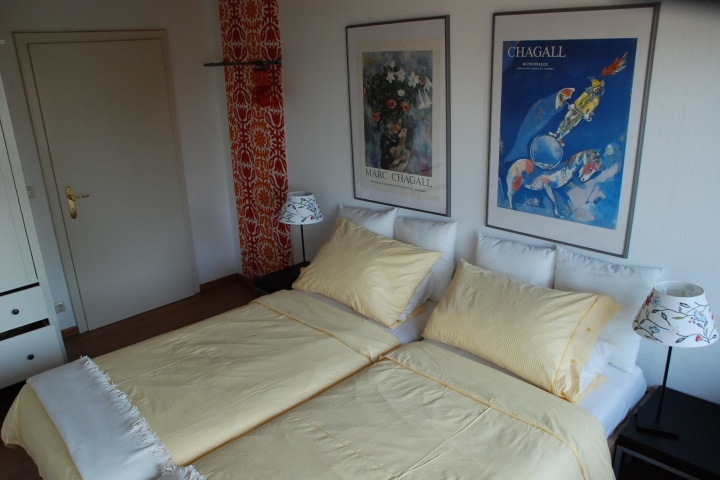 Kleines Schlafzimmer mit Zugang zum Südbalkon
