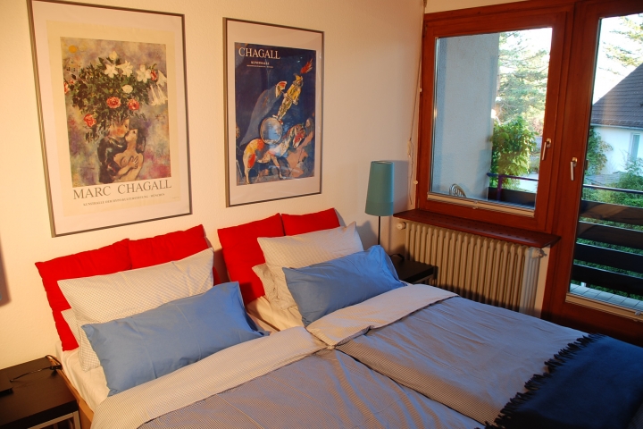 Kleines Schlafzimmer mit Zugang zum Südbalkon