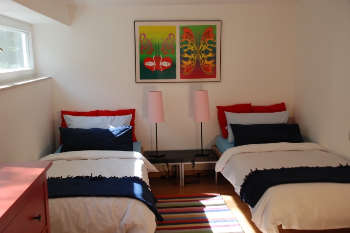 Schlafzimmer im Soutrrain mit Blick auf das Blumenbeet