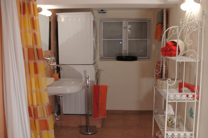 2.Bad im SouterrainWaschbecken,Dusche,Fenster. Waschmaschine, Trockner