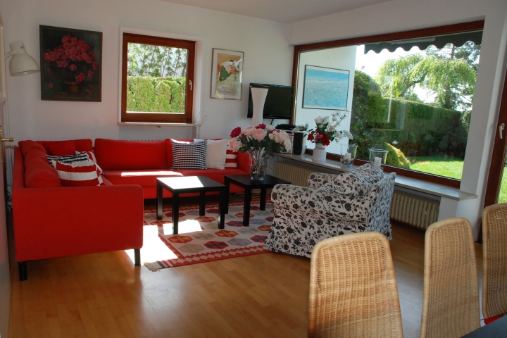 Helles, freundliches Wohnzimmer mit Zugang zur Südterrasse