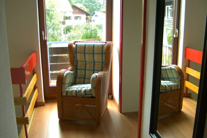1. Stock mit Ohrenbackensessel, 2. Balkon, Blick in Nachbarsgarten