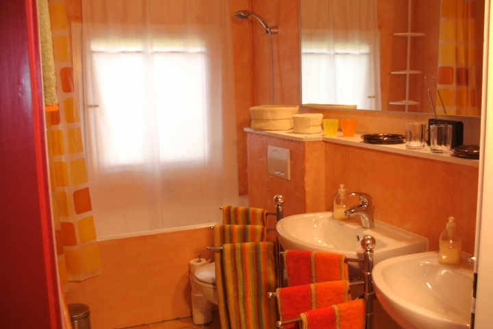 Badezimmer mit 2 Waschbecke n,Badewanne mit Dusche, Toilette,moderne Badetücher