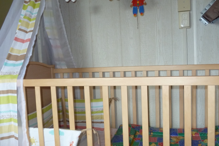 Kinderbett mit Wickelauflage