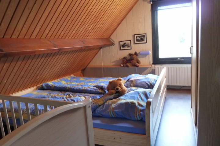 Elternschlafzimmer mit Kinderbett