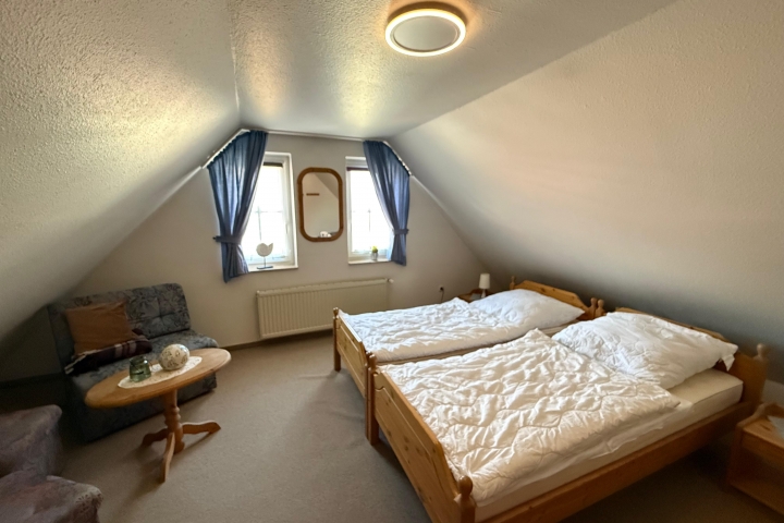 Schlafzimmer OG links