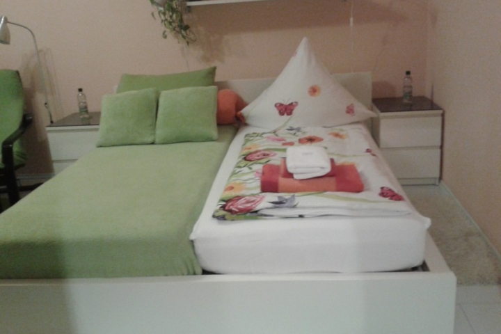 Bettgestaltung bei Einzelbelegung- linkes Bett als Liege nutzbar