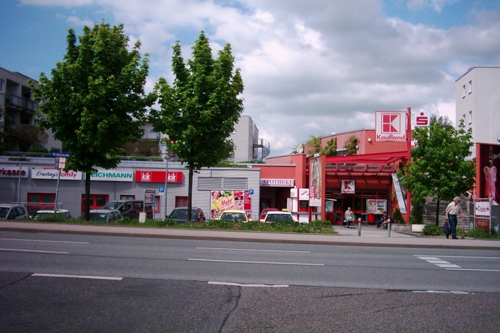 Kaufland - Komplex in ca. 100m Entfernung ©