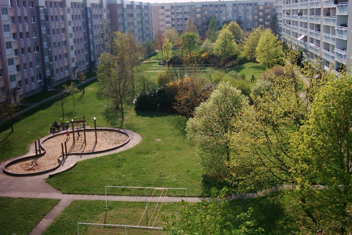 Blick in Richtung des gepflegten Innenhofes ©