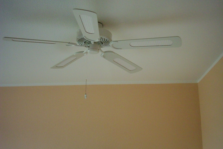 Über dem Bett sorgt ein Deckenventilator im Hochsommer für angenehmes Klima ©