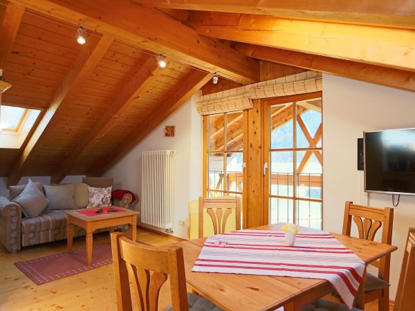 Alpenstern Ferienwohnungen | Teilansicht Wohnzimmer mit Bergblick