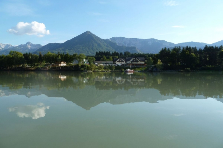 Blick vom See auf das Dorf