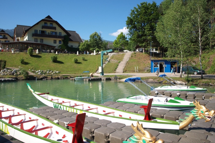 Blick vom See auf unser Feriendorf