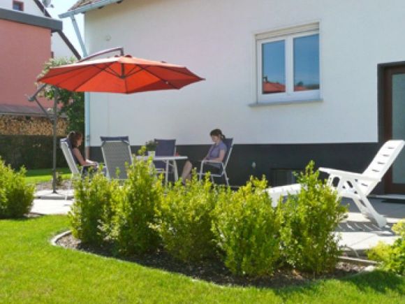 Ferienwohnung NaturaVita Villmar | Die grüne Ruheoase! Entspannen Sie auf der großen Terrasse.