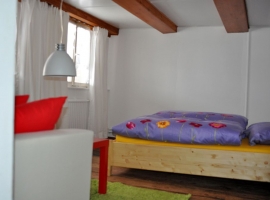 Schlafzimmer mit Doppelbett 1,60 x 2,00m