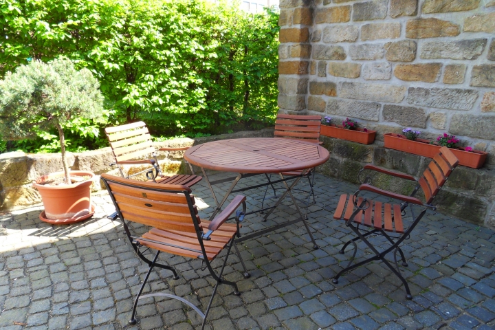 Terrasse mit angrenzendem Garten