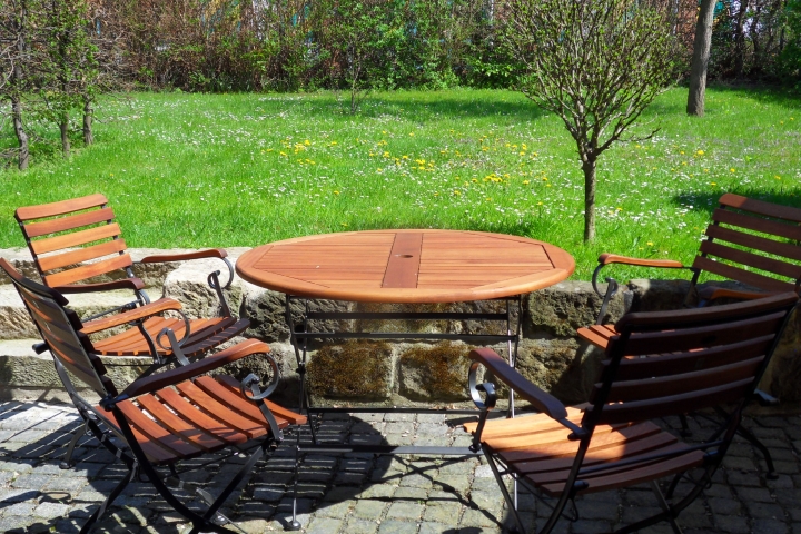 Blick aus Schlafzimmer auf die Terrasse und in den Garten