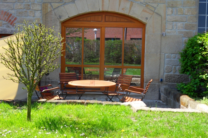 Terrasse mit angrenzendem Garten