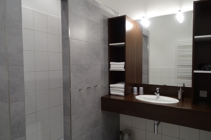 Moderner Waschtisch und bodengleiche Dusche