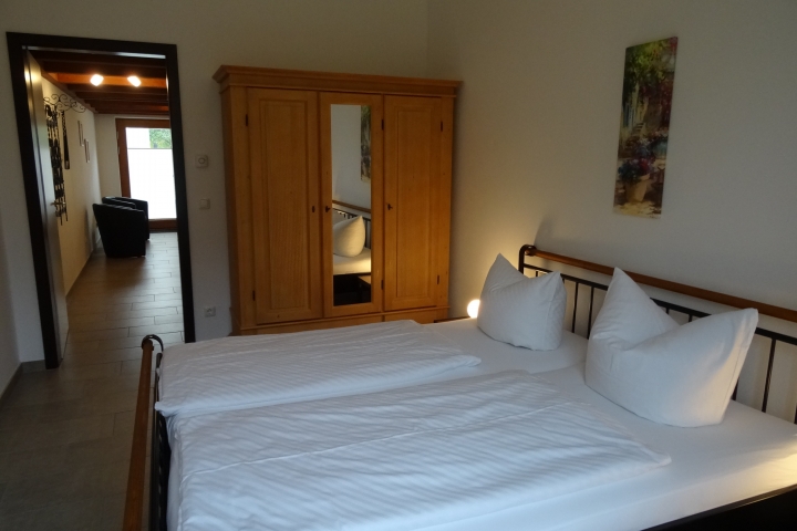 Schlafzimmer im EG mit Blick in den Flur