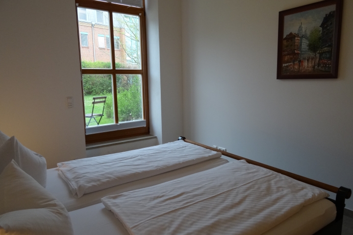 Schlafzimmer EG mit Blick in den Garten und auf die Terasse