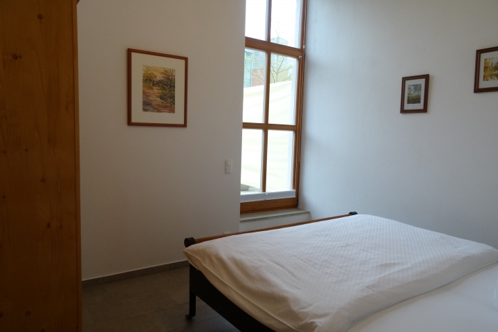 Schlafzimmer EG mit Blick auf Terasse