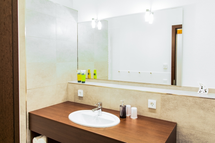 Moderner Waschtisch und moderner Walk-Inn Dusche (bodengleich)