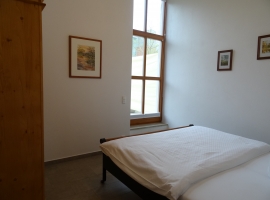 Schlafzimmer EG mit Blick auf Terasse