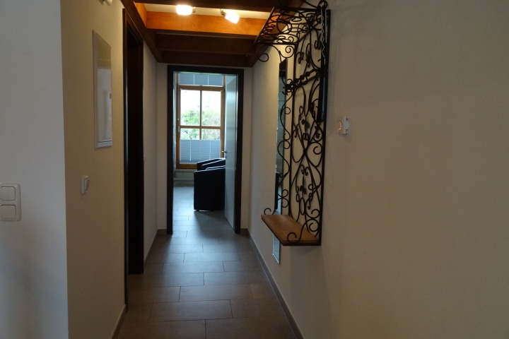 Flur mit Blick ins Schlafzimmer