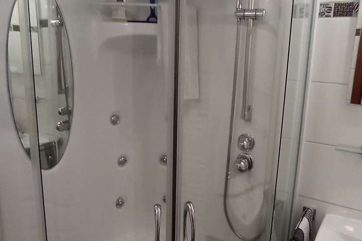 Komfortdusche mit Tellerkopfbrause, Massagedüsen, Sitz und Spiegel