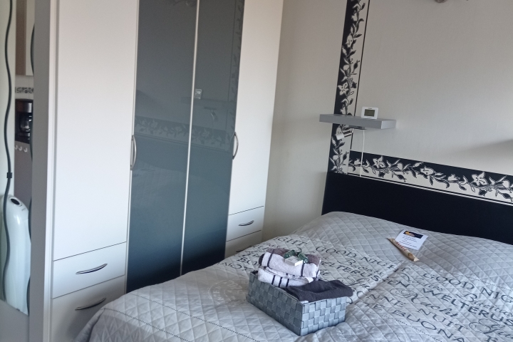 Kleiderschrank mit viel Stauraum