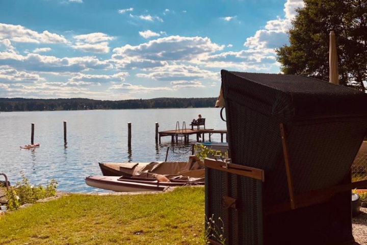 Blick vom Ufer des Grundstücks auf den See.
Strandkorb für die Urlauber