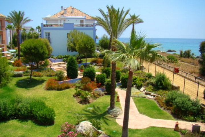 Blick von Terrasse auf Garten und Meer