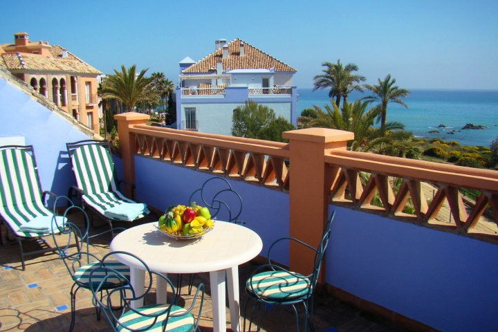 grosse Dachterrasse mit viel Sonne und traumhaftem Meerblick