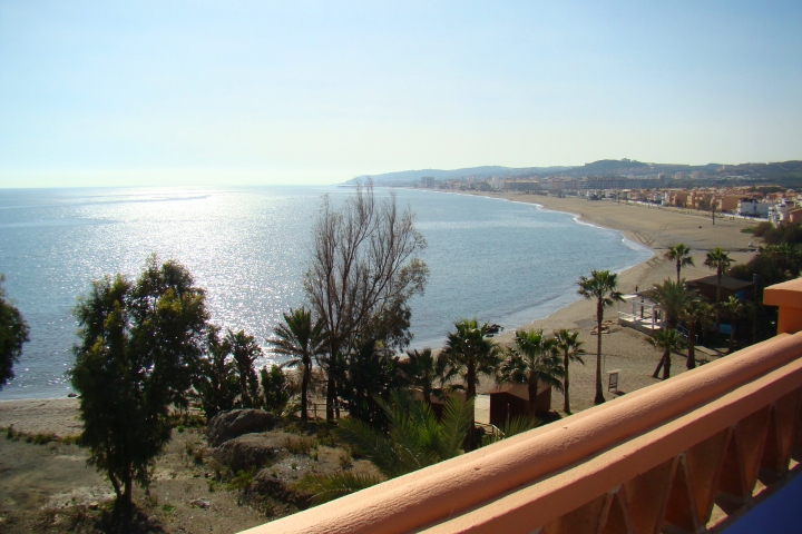 Blick von Dachterrasse auf Sandstrand
