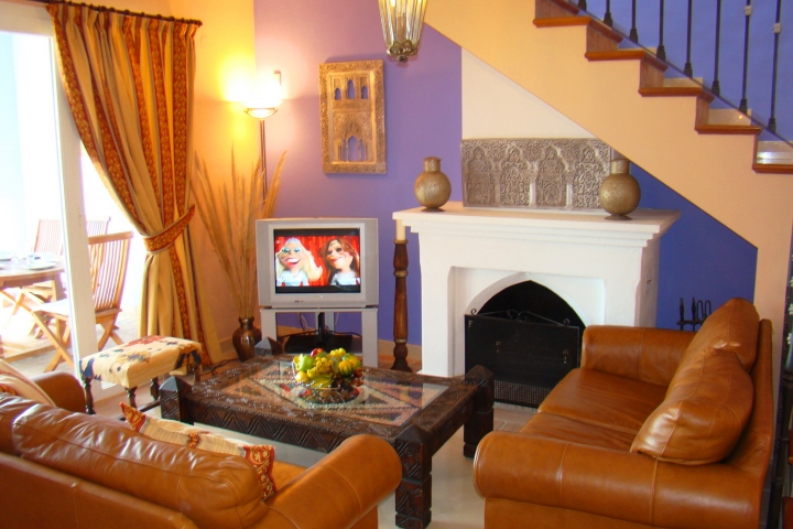 luxuriöses Wohnzimmer mit Ledersofas und Kamin
