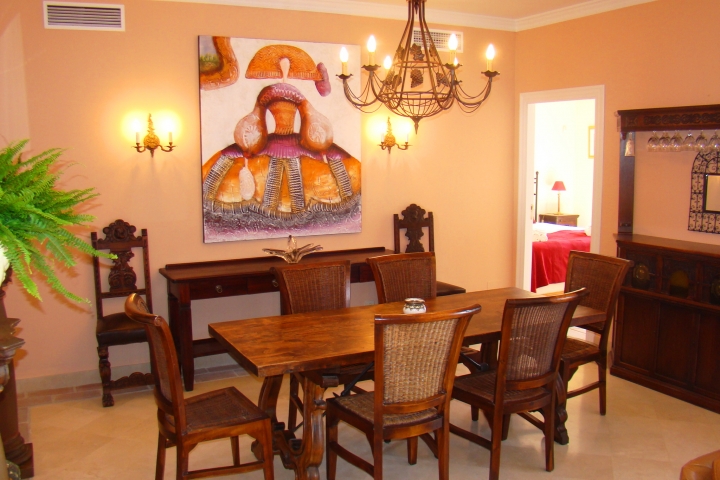 Essplatz im Wohnzimmer im spanischen Stil