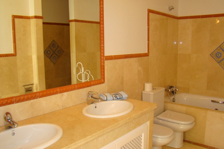 grosses en-suite Hauptbad mit Doppelwaschtisch, WC, Bidet, Badewanne und separater Dusche
