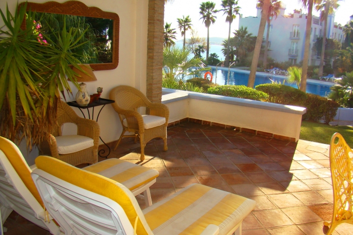 überdachte Terrasse mit viel Platz und Nachmittagssonne