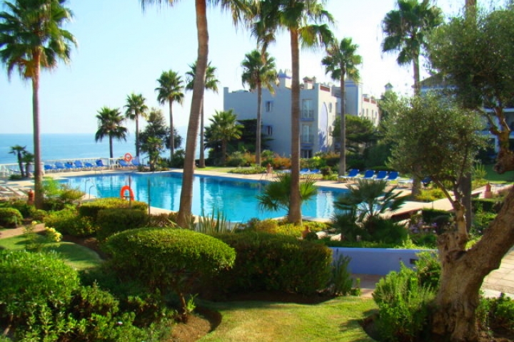 Blick auf Pool und Privatgarten vor Terrasse
